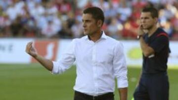 El entrenador del Almería Francisco Rodríguez da instrucciones a sus jugadores, durante el partido de la novena jornada de Liga de Primera División que disputan en el estadio de los juegos Mediterraneos de Almería.