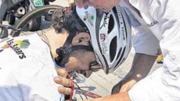 <b>HUNDIDO. </b>Valverde recibe la asistencia de un médico después de su caída. Nada se pudo hacer.