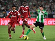 Sevilla's Nigerian forward #21 Chidera Ejuke (L), Sevilla's French midfielder #18 Lucien Agoume and Real Betis' Spanish midfielder #06 Sergi Altimira fight for the ball during the Spanish league football match between Real Betis and Sevilla FC at Benito Villamarin Stadium in Seville on March 1, 2026. (Photo by CRISTINA QUICLER / AFP)