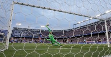 Griezmann scores from the spot to put Atlético 2-0 up on the night and within a goal of wiping out Real's first-leg lead.