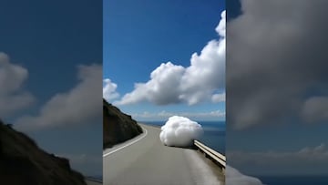 Vídeo: ¡Falla en la Matrix! Nube se queda atorada en la carretera y se vuelve viral