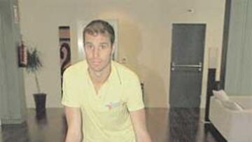 <b>LA TÁCTICA DE LUXA EN UNA MESA DE BILLAR.</b> Helguera se sirvió de las bolas de una mesa de billar para
explicar lo que pretende Luxemburgo de sus jugadores con el 4-2-2-2 que da lugar al cuadrado mágico. El central también defiende a su técnico y pide tiempo para que vengan los resultados. Las dos derrotas seguidas han escocido a todos, también a él, al que se le ha visto echarse las manos a la cabeza ante el Celta y el Lyon: Es que no me gusta perder ni al billar.