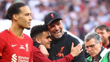 Soccer Football - FA Cup - Final - Chelsea v Liverpool - Wembley Stadium, London, Britain - May 14, 2022 Liverpool manager Juergen Klopp and Luis Diaz celebrate after winning the FA Cup REUTERS/Hannah Mckay