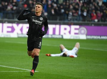 Delantero de 21 a?os. El Bayern y varios equipos de la Premier tambi¨¦n est¨¢n interesados en Luka Jovic, nacido en Bijeljina (Bosnia) pero serbio de nacionalidad y criado en el Estrella Roja. Con 14 goles en la Bundesliga y 5 en la Europa League; el balc¨¢nico, vigilado tambi¨¦n por el Bar?a, se ha convertido en una de las sensaciones de la temporada.