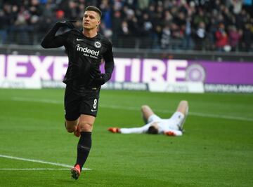 Delantero de 21 años. El Bayern y varios equipos de la Premier también están interesados en Luka Jovic, nacido en Bijeljina (Bosnia) pero serbio de nacionalidad y criado en el Estrella Roja. Con 14 goles en la Bundesliga y 5 en la Europa League; el balcánico, vigilado también por el Barça, se ha convertido en una de las sensaciones de la temporada. 