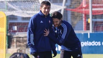 Juan Cruz bromea con Cote durante un entrenamiento