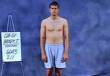 Tom Brady egresó de la Universidad de Michigan y llegó a la NFL en el Draft del 2000, fue seleccionado en la posición 199 por los Patriots.