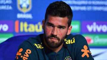 Alisson en rueda de prensa.