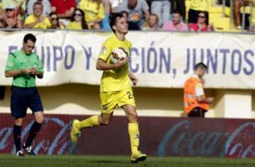 El centrocampista del Villarreal Javier Espinosa celebra el primer gol de su equipo frente al Rayo Vallecano.