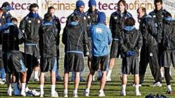 <b>CHARLA. </b>Miguel Ángel Lotina habló ayer con sus jugadores durante algunos minutos antes del entrenamiento en la Ciudad Deportiva de Abegondo.