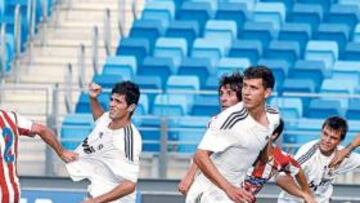 <b>OFENSIVA. </b>Cristian, Szalai y Vázquez buscan el balón entre los defensas del Sporting B.