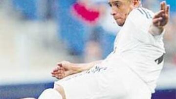 <b>LA BOMBA INTELIGENTE.</b> Roberto Carlos prometió en AS otro gol ante el Atlético.