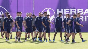 La plantilla del Real Valladolid tiene que pasar de 39 jugadores a 25 en este verano y ya solo faltan cinco días y sigue habiendo 30 futbolistas.