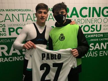 Aritz, su amigo Jaime y la camiseta de Pablo Torre