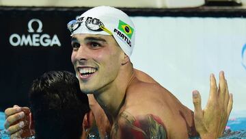 Fratus abraza a Manaudou.