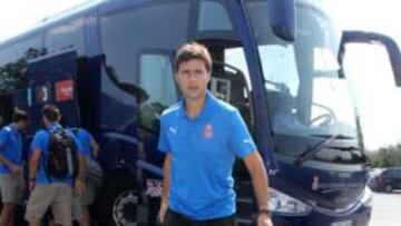 <b>FIRMES. </b>Pochettino, ayer, saliendo del autobús al llegar a Peralada al mediodía. El técnico espera motivar más al grupo.