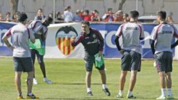 Valverde reparte petos en un entrenamiento.