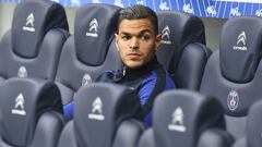 Hatem Ben Arfa, jugador del PSG, se sienta en el banquillo.