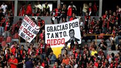 La barra 51 regaló 5 mil máscaras de Diego Cocca en su adiós del Atlas