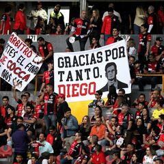 La barra 51 regaló 5 mil máscaras de Diego Cocca en su adiós del Atlas