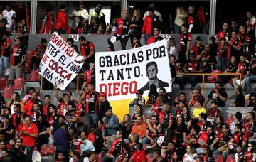 Fans of Atlas pay tribute to coach Diego Cocca on his last day as Atlas head coach, during the Mexican Apertura tournament football match at the Jalisco stadium in Guadalajara, Jalisco state, Mexico, on October 1, 2022. (Photo by Ulises Ruiz / AFP)