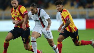 AC Milan's Swiss forward #17 Noah Okafor fights for the ball with Lecce's Croatian defender #05 Marin Pongracic during the Italian Serie A football match between Lecce and AC Milan at the Ettore Giardiniero stadium in Lecce, on November 11, 2023. (Photo by Carlo Hermann / AFP)