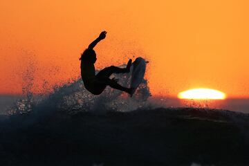 El chileno Guillermo Satt durante los ISA World Surfing Games en Biarritz, Francia.