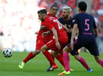 Adam Lallana junto a Leo Messi.