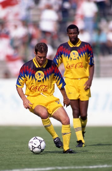 Action photo during the match Toros Neza 1-1 America, for Week 29 of the Mexican 1994/1995 Football Championship at Neza 86 stadium.

Foto de accion durante el partido Toros Neza 1-1 America, Correspondiente a la Jornada 29 del Campeonato mexicano de futbol Temporada 1994/1995, en el estadio Neza 86, en la foto:  Luis Garcia de America


11/02/1995/MEXSPORT/David Leah.