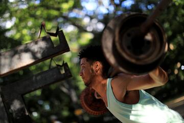 Este gimnasio al aire libre en Caracas est construido con cemento, barras y otros materiales reciclados.