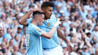 Phil Foden y Rodri Hernández, jugadores del Manchester City, durante un partido.