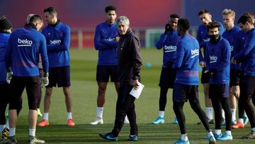 Quique Setién durante un entrenamiento del Barcelona.