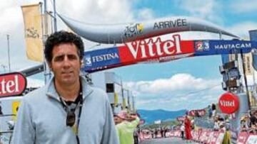 <b>META. </b>Indurain vivió la etapa con su hijo Miguel y su esposa.