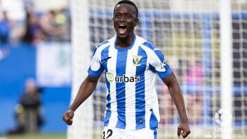 Ciss&eacute; celebra uno de los dos tantos que marc&oacute; frente al Huesca.