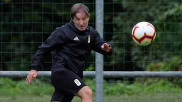 Anquela golpea el bal&oacute;n durante un entrenamiento.