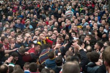 En Ashbourne se celebra todos los años el tradicional partido de fútbol medieval inglés en el que la mitad del pueblo intenta llevar el balón (relleno de corcho para poder flotar) hasta el molino del equipo rival para anotar. Sólo una persona tiene el privilegio de marcar por cada equipo. 