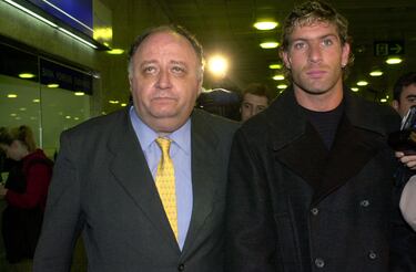 José Manuel Llaneza recibió al argentino Martín Palermo en el aeropuerto tras su fichaje por el Villarreal en enero de 2001. El vicepresidente trabajó para que los mejores jugadores posibles vistieran la camiseta del club. Forlan, Riquelme... son algunos de ellos.