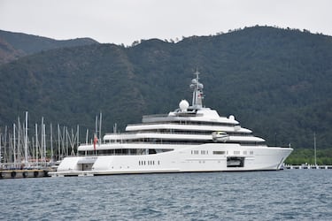 Mide 162,5 metros, fue construido en 2010 por Blohm & Voss (Alemania) y diseñado por Terence Disdale. Su valor estimado ronda los €340 millones, y tiene capacidad para unos 36 invitados en 24 camarotes, más una tripulación de 70 personas. Entre sus lujos más destacados: dos helipuertos, dos piscinas (una de 16 m cuyo fondo se puede elevar para convertirla en pista de baile), un minisubmarino, discoteca, spa, gimnasio, protección de seguridad avanzada como cristales antibalas y sistemas anti-paparazzi.