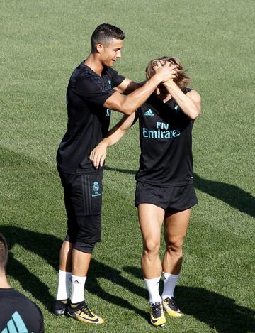 Cristiano y Modric protagonistas en el entrenamiento