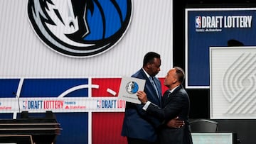 El legendario Rolando Blackman, representante de los Mavs ene la loter¨ªa, abraza a Mark Tatum, segundo de Adam Silver en la NBA.