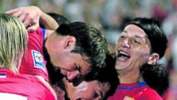 <b>ABRIÓ LA LATA. </b>Zigic es abrazado por sus compañeros tras marcar el primer gol del encuentro.