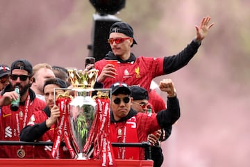 La ciudad de Liverpool volcada con el conjunto Red tras conseguir el vig¨¦simo titulo de liga de su historia.