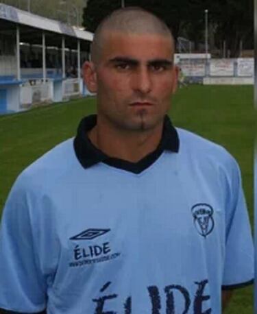 El exfutbolista gallego de 38 años, conocido coloquialmente como el catanha gallego, fue encontrado desvanecido dentro de la bañera con el teléfono móvil encima y el cable enchufado a la red. La principal hipótesis apunta a que pudo haber muerto electrocutado al caerle el aparato en el agua mientras lo estaba cargando. Otero fue delantero centro que jugó en las categorías inferiores del Viveiro, en el equipo juvenil del Real Oviedo y posteriormente pasó por el primer equipo de su localidad natal, el Xove Lago o el Folgueiro, entre otros equipos.