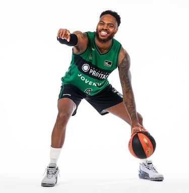 Elegido por San Antonio Spurs con el puesto 58 (draft de 2013), nunca llegó a debutar en la NBA, aunque ha tenido una gran trayectoria en el baloncesto europeo. Salvo un intento en Estados Unidos (renunció a seguir en el Barça para firmar un contrato no garantizado con los Spurs, que le mandaron a su equipo afiliado en la G-League) y un año en Japón, Thomas (32 años y 2,01) ha desarrollado toda su carrera en el Viejo Continente: Nanterre, Barça, Efes, Maccabi, Panathinaikos, Bayern y Milán, su último equipo y con el que no tuvo una gran temporada: 4,1 puntos y 1,4 rebotes en menos de diez minutos en pista. Ahora será el sustituto de Joel Parra en la Penya. 