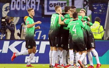 Hamburg (Germany), 04/02/2018.- Hannover players celebrate their 1-0 lead during the German Bundesliga soccer match between Hamburg SV and Hannover 96 in Hamburg