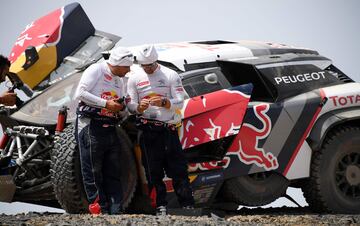 En la etapa 9, Sebastien Loeb y Daniel Elena han perdido toda opci車n de victoria. Rompieron en frontal de su coche al no ver un agujero. Perdieron m芍s de siete horas en la clasificaci車n general.