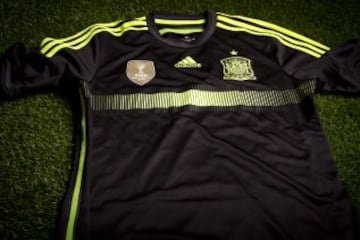 Negra y flúor, así es la nueva segunda equipación de la selección española de fútbol para el Mundial de Brasil 2014.