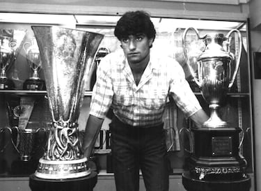 Amo y señor de la banda derecha durante más de una década, Míchel, como era conocido popularmente tanto entre sus compañeros como por la afición, fue el mejor socio para los atacantes blancos en ese período (Butragueño, Hugo Sánchez, Zamorano… por citar a algunos). Jugó 559 partidos y anotó 130 goles. Debutó en 1982, en la famosa huelga de los futbolistas en Castellón, donde fue el autor de uno de los goles madridistas. En la primera plantilla desde 1984, ganó seis Ligas, dos Copas de España, dos Copas de la UEFA, una Copa de la Liga, cuatro Supercopas de España y una Copa Iberoamericana. 