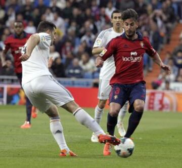 El delantero del Real Madrid Álvaro Morata pelea un balón con el defensa de Osasuna Joan Oriol.