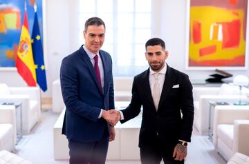 El presidente del Gobierno, Pedro Sánchez (i), recibe al luchador de artes marciales mixtas Ilia Topuria (d) tras proclamarse campeón mundial de la UFC en la categoría de peso pluma, en el Palacio de La Moncloa.